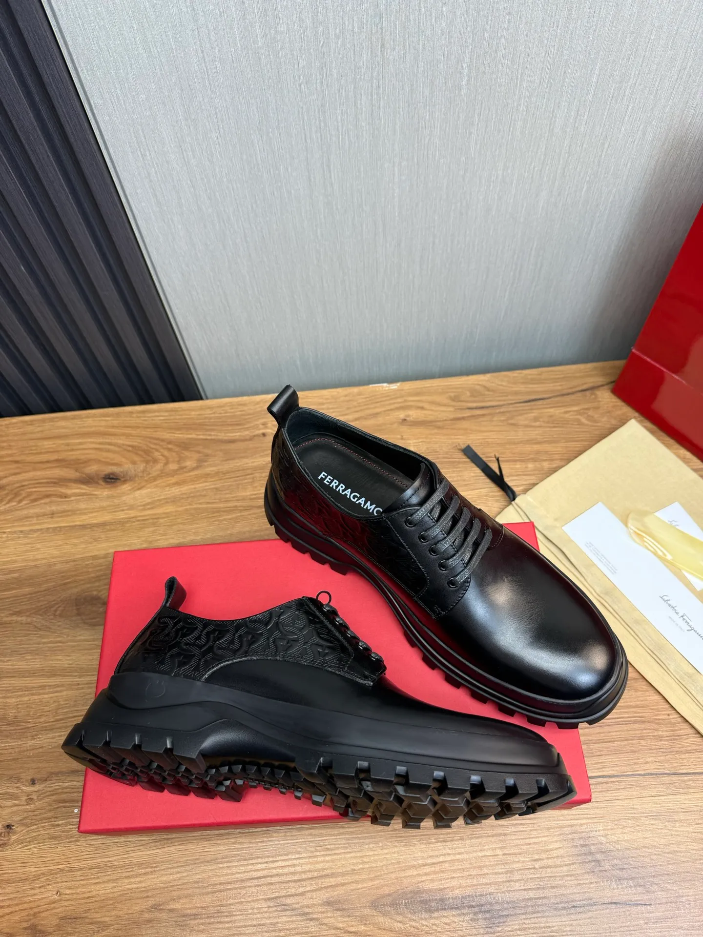 Men's shoes 💰880💰 Ferragamo. [Ferragamo] Men's Loaf leather shoes, the latest hot style, 1:1 original purchase quality, top quality, imported open-edge beaded cowhide leather on the upper, hand-made three-dimensional stitching highlights the round toe design, the inner feet are made of imported cowhide, with original wear-resistant rubber outsole, matching code 39-44, (38, 45 custom-made, non-refundable)